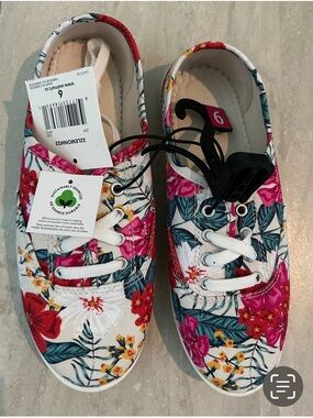 Floral Canvas Lace-Up Women’s Sneakers - Tropical Print